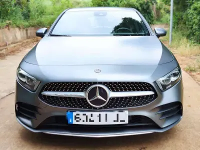 Usado Mercedes A180 109 CV (80 kW) 2020 Gris Utilitario