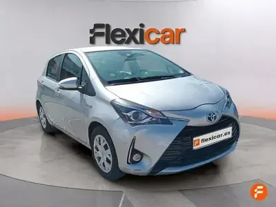 Usado Toyota Yaris Hybrid Active 100 CV (73 kW) 2019 Gris Berlina