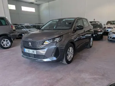 Usado Peugeot 3008 Active 131 CV (96 kW) 2022 Gris SUV