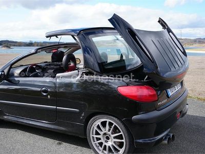 Usado Peugeot 206 138 CV (101 kW) 2002 Negro Descapotable