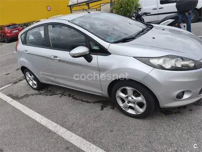 Usado Ford Fiesta Trend 82 CV (60 kW) 2008 Gris / plata Utilitario