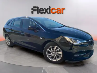 Usado Opel Astra Elegance 145 CV (106 kW) 2020 Negro Familiar