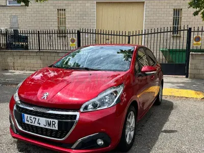 Usado Peugeot 208 Access 75 CV (55 kW) 2016 Rojo Utilitario