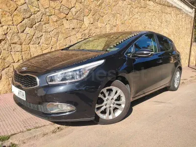 Usado Kia Ceed 135 CV (99 kW) 2013 Negro Utilitario