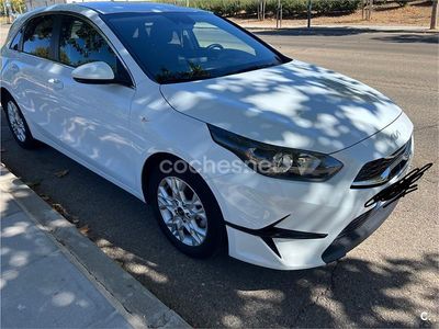 Używany Kia Ceed 100 KM (73 kW) 2022 Biały Hatchback