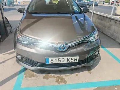 Usado Toyota Auris Hybrid Business Edition 136 CV (100 kW) 2018 Beige Berlina