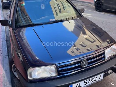 Usado VW Vento 64 CV (47 kW) 1994 Azul Berlina
