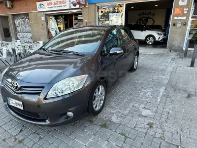 Usado Toyota Auris Active 132 CV (97 kW) 2012 Azul Berlina
