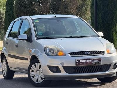 Usado Ford Fiesta Ghia 80 CV (58 kW) 2006 Gris Utilitario