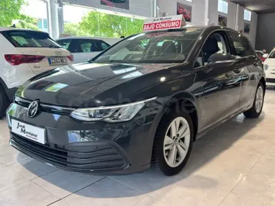 Usado VW Golf VIII Life 115 CV (84 kW) 2022 Gris / plata Berlina