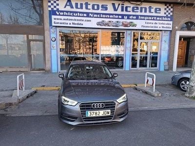 Usado Audi A3 Attraction 110 CV (80 kW) 2015 Gris / plata Berlina
