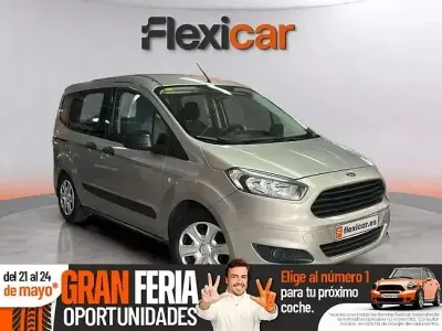 Usado Ford Tourneo Courier Ambiente 100 CV (73 kW) 2015 Gris Monovolumen