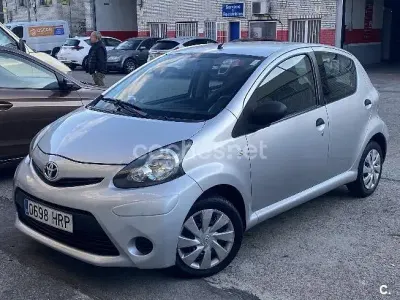 Usado Toyota Aygo City 68 CV (50 kW) 2013 Gris / plata Utilitario