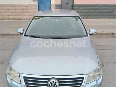 Usado VW Passat Trendline 140 CV (102 kW) 2006 Azul Berlina