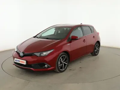 Usado Toyota Auris Hybrid Style 136 CV (100 kW) 2018 Rojo Berlina