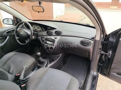 Usado Ford Focus Trend 100 CV (73 kW) 2004 Negro Berlina