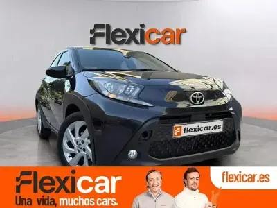 Usado Toyota Aygo Play 72 CV (52 kW) 2022 Gris
