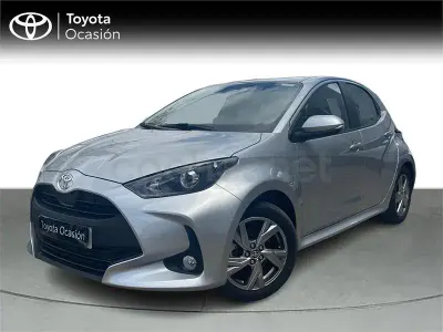 Usado Toyota Yaris Hybrid Active 116 CV (85 kW) 2025 Gris / plata Berlina