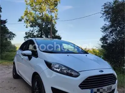 Usado Ford Fiesta Trend 95 CV (69 kW) 2015 Blanco Utilitario
