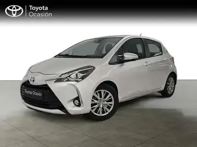 Usado Toyota Yaris Hybrid Active 100 CV (73 kW) 2019 Gris Berlina