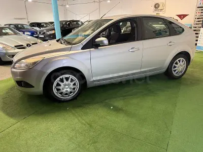 Usado Ford Focus Trend 109 CV (80 kW) 2011 Gris / plata Berlina