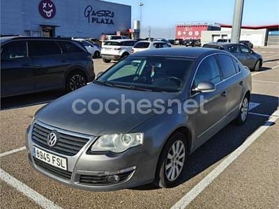 Usado VW Passat Trendline 140 CV (102 kW) 2007 Gris / plata Berlina