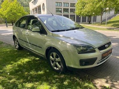 Käytetty Ford Focus Ghia 100 HP (73 kW) 2005 Harmaa Sedan