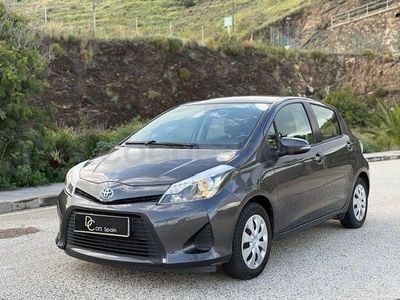 Usado Toyota Yaris Hybrid Advance 100 CV (73 kW) 2013 Gris / plata Berlina