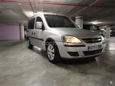 Gris / plata Usado 2009 Opel Combo Essentia Monovolumen | 2950 €