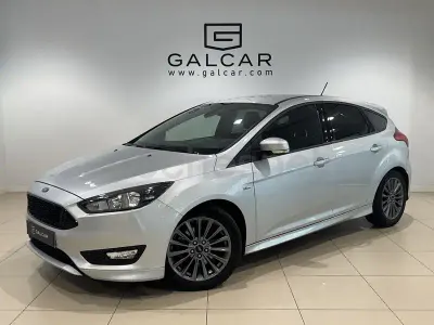 Usado Ford Focus 182 CV (133 kW) 2017 Gris / plata Berlina