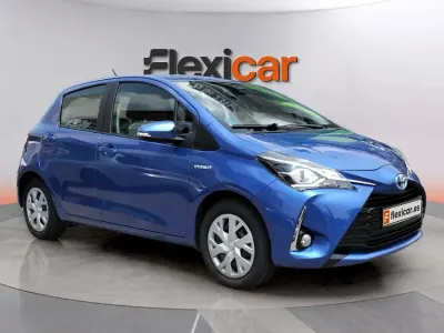 Usado Toyota Yaris Hybrid Active 100 CV (73 kW) 2019 Azul Berlina