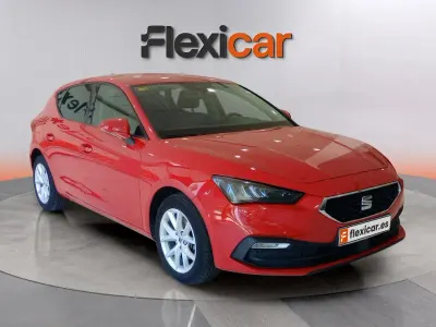 Usado Seat Leon Style 130 CV (95 kW) 2020 Rojo Berlina