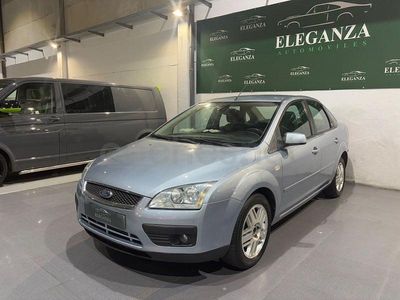Usado Ford Focus Ghia 136 CV (100 kW) 2005 Gris / plata Berlina