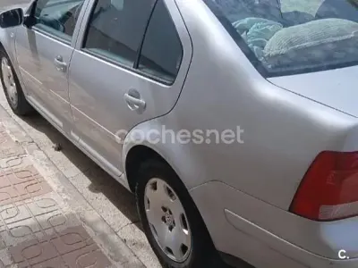 Usado VW Bora Conceptline 100 CV (73 kW) 2005 Gris / plata Berlina