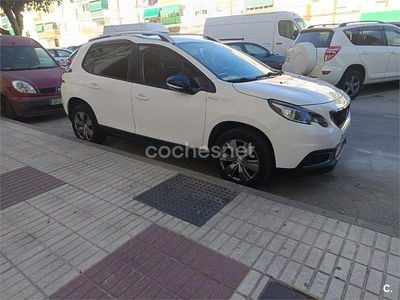 Usado Peugeot 2008 Signature Sky 100 CV (73 kW) 2019 Blanco SUV