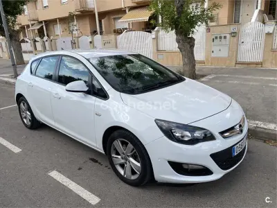 Usado Opel Astra Selective 165 CV (121 kW) 2015 Blanco Berlina