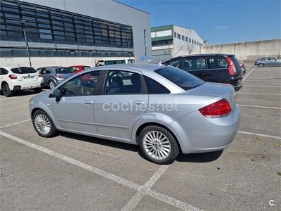 Usado Fiat Linea Emotion 90 CV (66 kW) 2008 Gris / plata Berlina