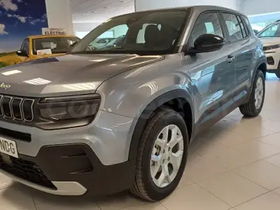 Nuevo Jeep Avenger Altitude 100 CV (73 kW) 2025 Gris / plata SUV