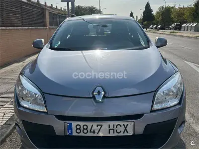 Usado Renault Mégane III Authentique 100 CV (73 kW) 2011 Gris / plata Berlina