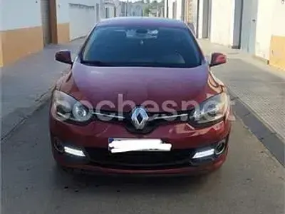 Usado Renault Mégane III Business 95 CV (69 kW) 2015 Rojo Berlina