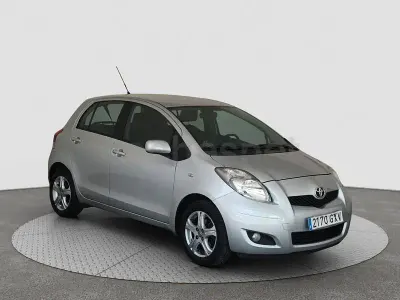 Usado Toyota Yaris Connect Style 101 CV (74 kW) 2010 Gris / plata Utilitario