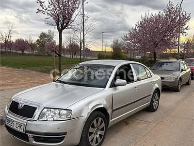 Usado Skoda Superb Elegance 130 CV (95 kW) 2003 Gris / plata Berlina