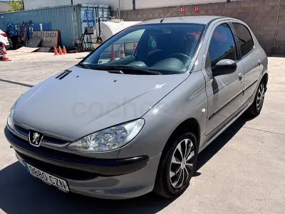 Usado Peugeot 206 90 CV (66 kW) 2004 Gris / plata Berlina