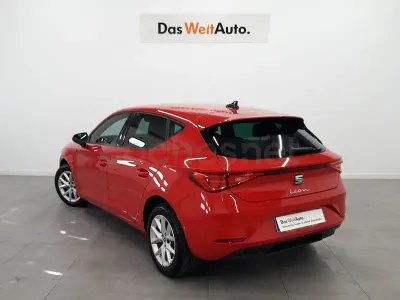 Usado Seat Leon Style 130 CV (95 kW) 2022 Rojo Berlina