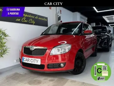 Usado Skoda Fabia 60 CV (44 kW) 2010 Rojo Utilitario
