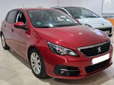 Usado Peugeot 308 Style 110 CV (80 kW) 2019 Rojo Utilitario