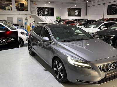 Gris / plata Usado 2017 Volvo V40 Inscription Berlina | 16.990 €