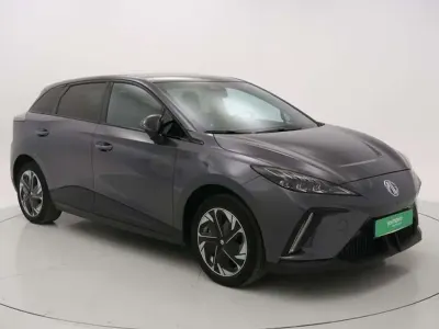 Usado MG MG4 EV Luxury 150 kW (204 CV) 2023 Gris Utilitario