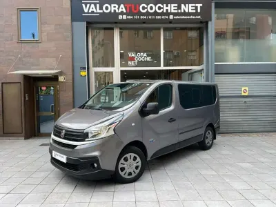 Usado Renault Trafic 120 CV (88 kW) 2018 Plateado Monovolumen