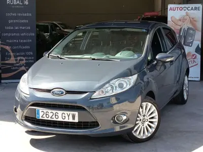 Usado Ford Fiesta Titanium 97 CV (71 kW) 2010 Gris Utilitario